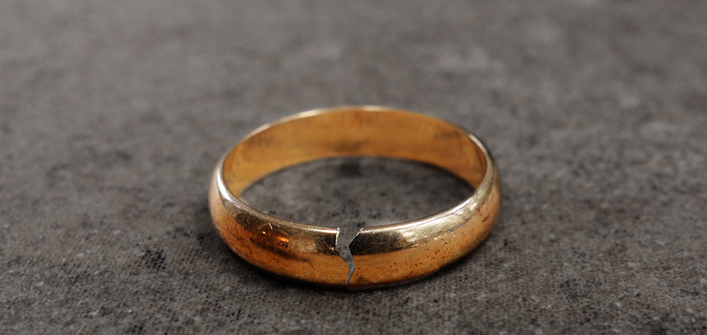 К чему снится золотое кольцо незамужней. Сломанное кольцо. Видеть во сне кольца золотые с камнями. Кольцо выпал камень. К чему сниться выпал камень из кольца.