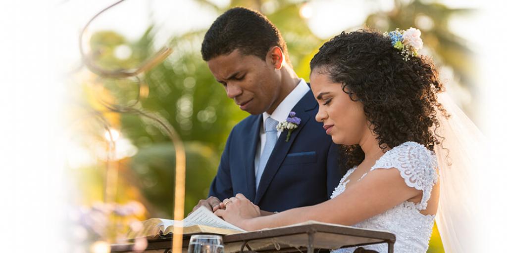 groom and bride praying at wedding ceremony